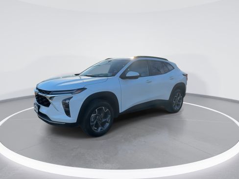 Used 2025 Chevrolet Trax LT image 4