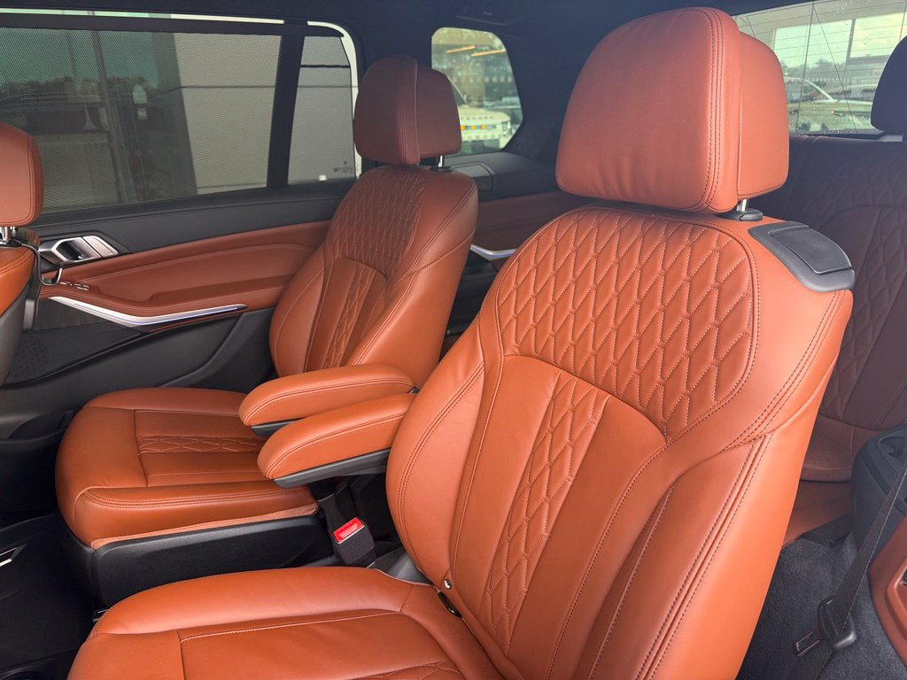 Used 2022 BMW X7 xDrive40i w/ M Sport Package AWD/4WD image 9