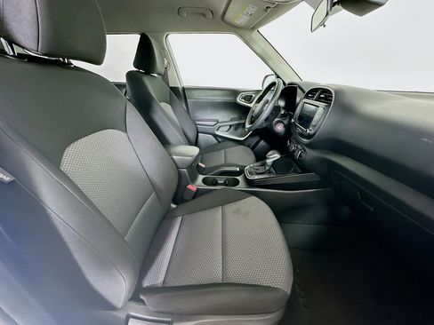 Used 2025 Kia Soul LX w/ LX Technology Package FWD image 29
