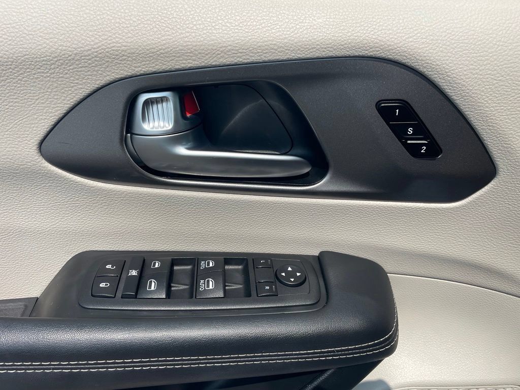 Used 2023 Chrysler Pacifica Touring-L FWD image 30