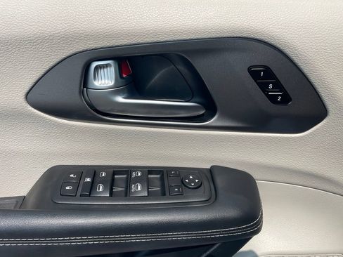 Used 2023 Chrysler Pacifica Touring-L FWD image 30