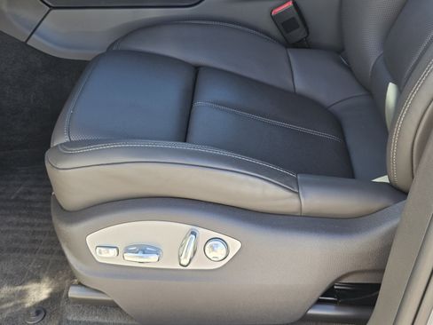 Certified 2025 Porsche Macan image 23