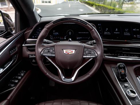 Used 2021 Cadillac Escalade Premium Luxury Platinum RWD image 39