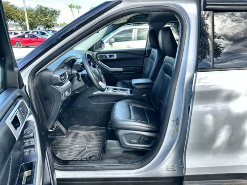 Used 2020 Ford Explorer XLT w/ Equipment Group 202A RWD image 2