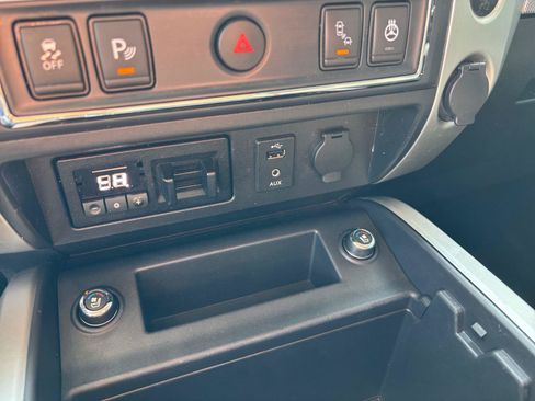 Used 2018 Nissan Titan PRO-4X w/ Pro-4x Convenience Package AWD/4WD image 31