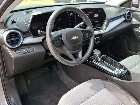 Used 2025 Chevrolet Trax LT FWD image 23