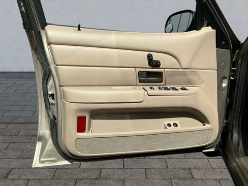 Used 2003 Ford Crown Victoria LX image 10