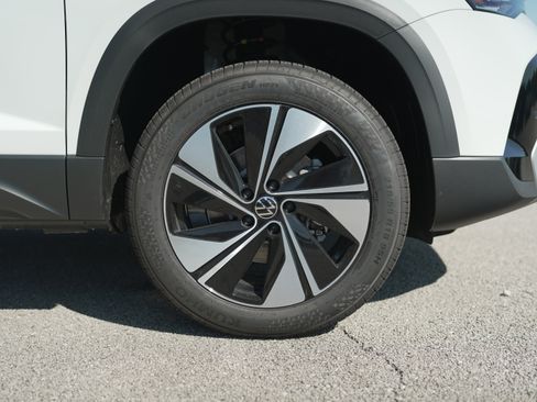 New 2025 Volkswagen Taos SE image 11