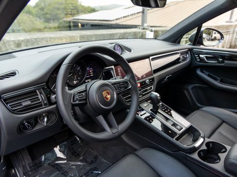 Certified 2025 Porsche Macan image 4
