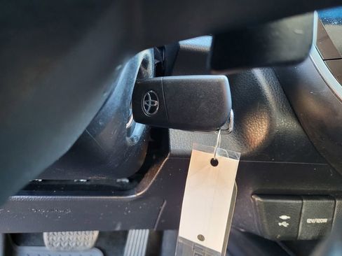 Used 2018 Toyota Camry SE image 17