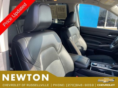 Used 2025 Nissan Pathfinder SL AWD/4WD image 27