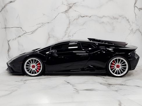 Used 2023 Lamborghini Huracan STO RWD image 11