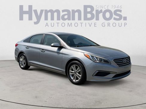 Used 2017 Hyundai Sonata SE image 1