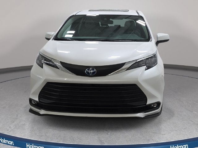Used 2025 Toyota Sienna XLE FWD image 2