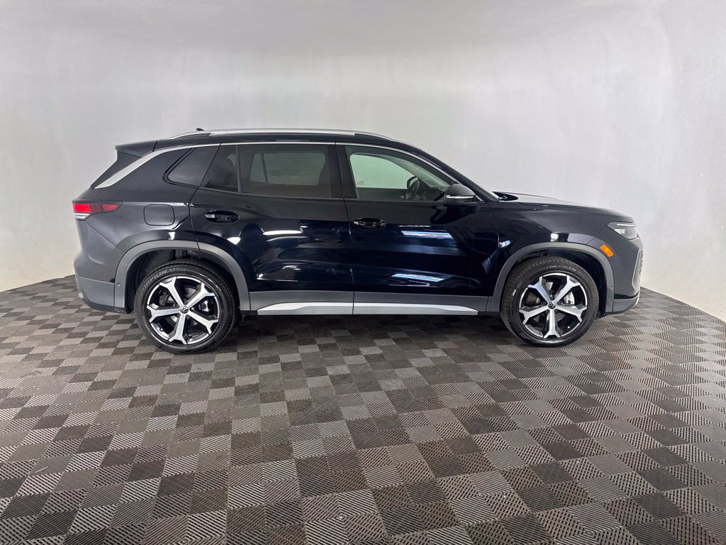 Used 2025 Volkswagen Tiguan SE AWD/4WD image 6