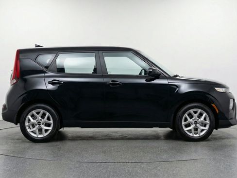 Used 2025 Kia Soul LX w/ LX Technology Package FWD image 11