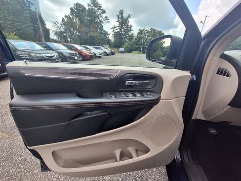 Used 2015 Chrysler Town & Country Touring-L w/ Driver Convenience Group FWD image 18