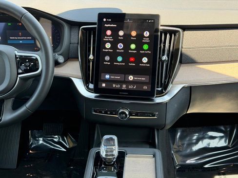 Certified 2025 Volvo XC90 B6 Plus AWD/4WD image 14