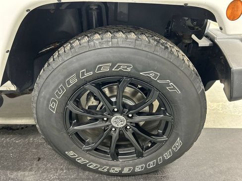 Used 2017 Jeep Wrangler Unlimited Sahara w/ Dual Top Group AWD/4WD image 8