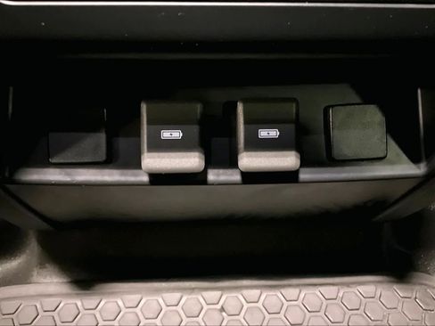 Used 2023 Land Rover Defender 110 SE image 28