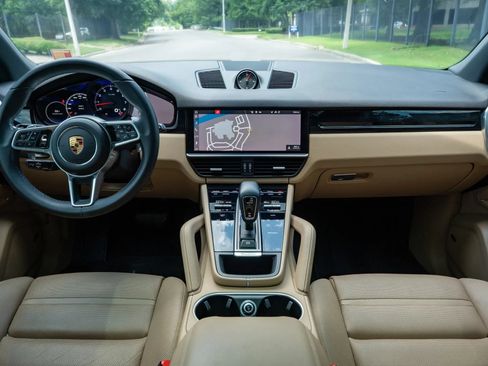 Used 2021 Porsche Cayenne AWD/4WD image 18