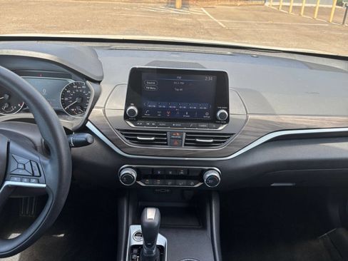 Used 2025 Nissan Altima 2.5 SV FWD image 17
