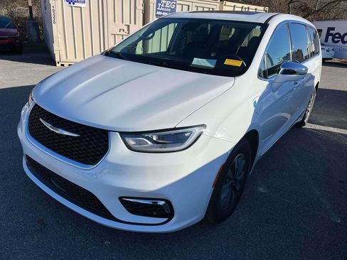 Used 2022 Chrysler Pacifica Limited w/ Uconnect Theater Family Group image 4