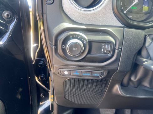 Used 2025 Jeep Wrangler Sahara image 22