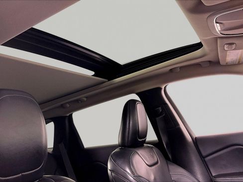 Used 2017 Jeep Cherokee Limited image 27