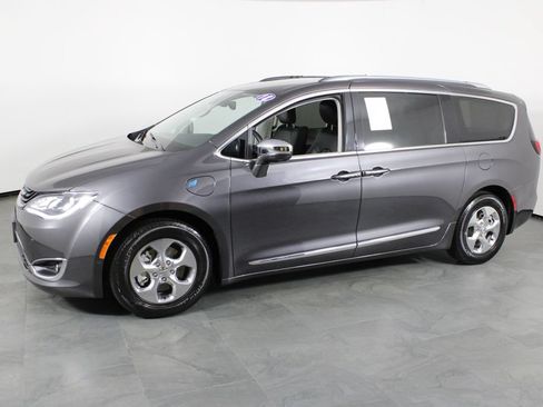 Used 2018 Chrysler Pacifica Limited w/ Advanced Safetytec Group FWD image 11