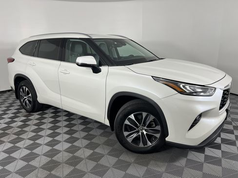 Used 2020 Toyota Highlander XLE AWD/4WD image 2