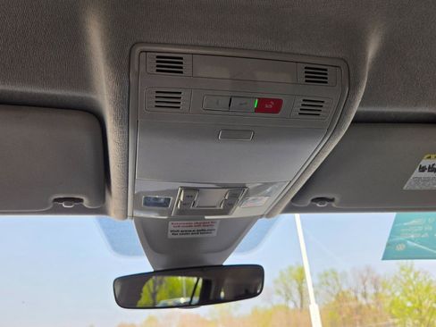 Used 2024 Volkswagen Tiguan SE image 34