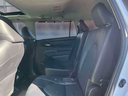 Used 2022 Toyota Highlander XLE AWD/4WD image 12