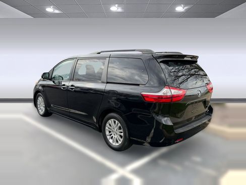 Used 2016 Toyota Sienna XLE image 3