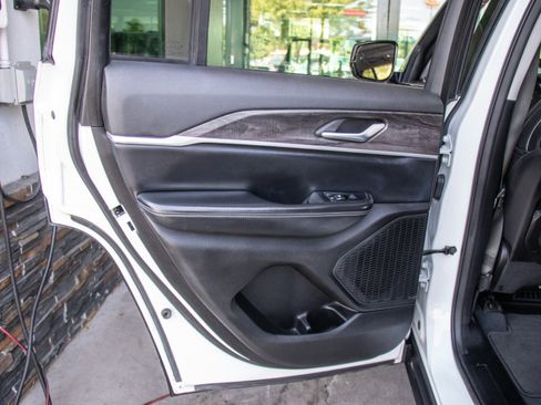 Used 2023 Jeep Grand Cherokee Limited image 21