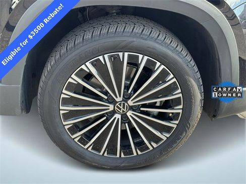 Certified 2025 Volkswagen Taos SE image 6