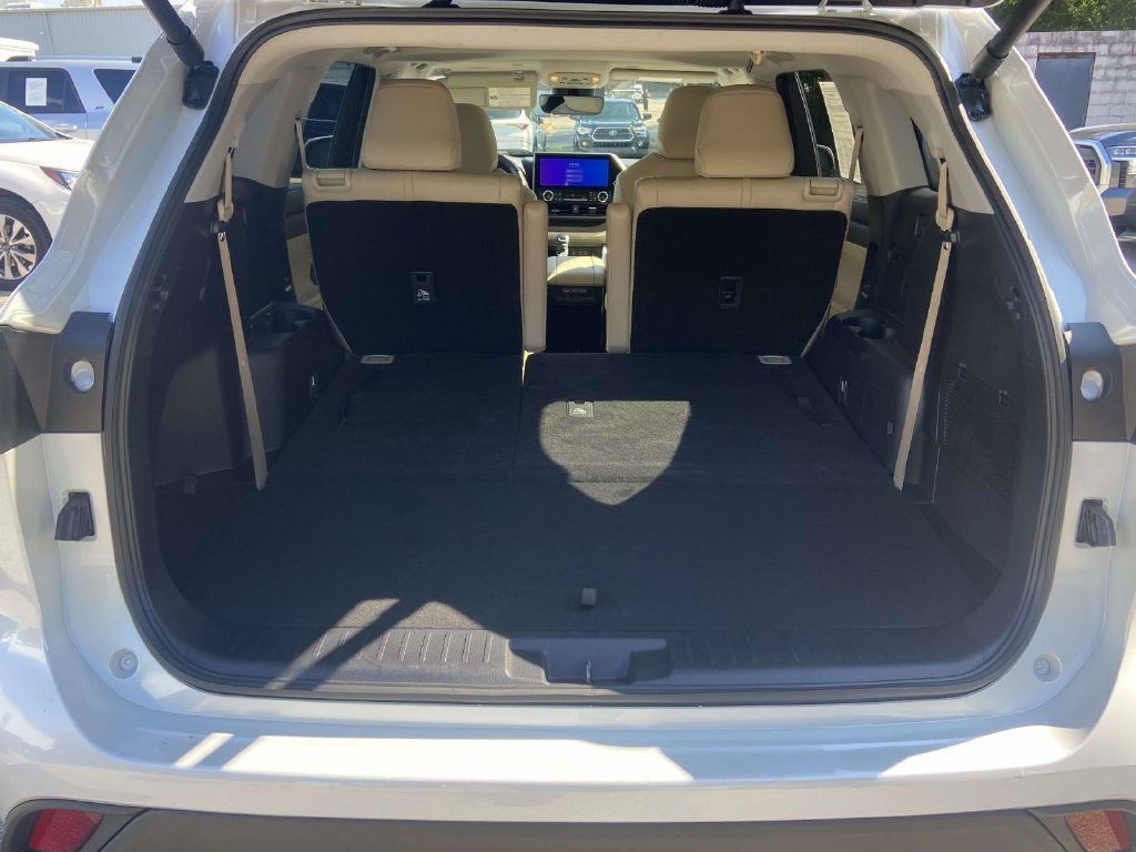 Used 2024 Toyota Highlander XLE FWD image 7