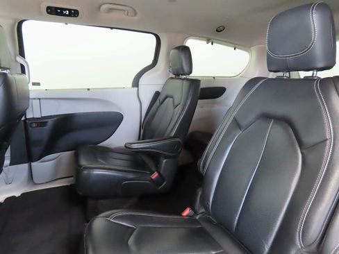 Used 2022 Chrysler Pacifica Touring-L FWD image 13