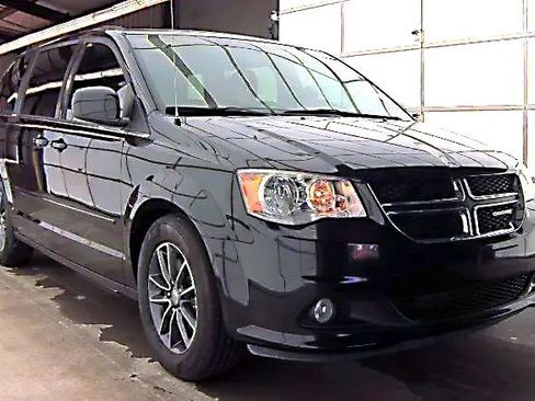 Used 2017 Dodge Grand Caravan SXT image 2