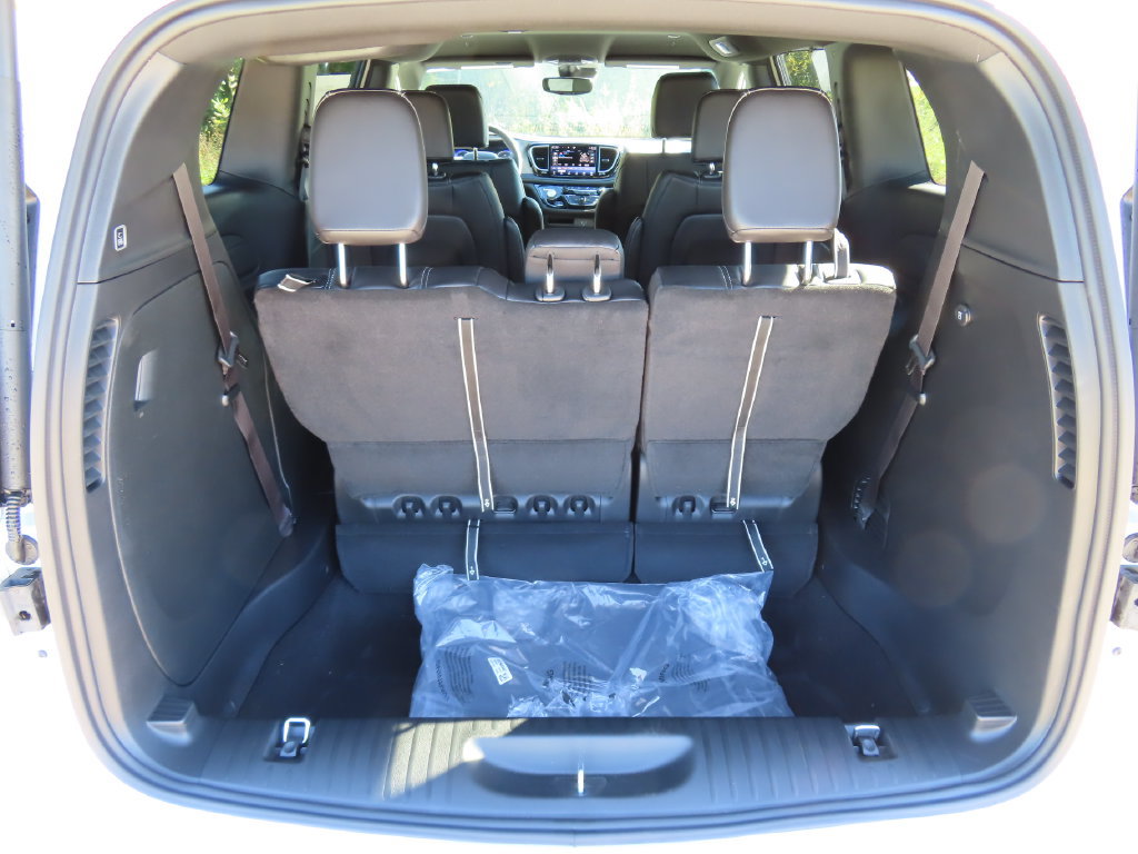 New 2027 Chrysler Pacifica Select AWD/4WD image 16