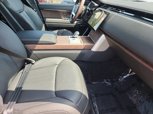 New 2025 Land Rover Range Rover SE image 3