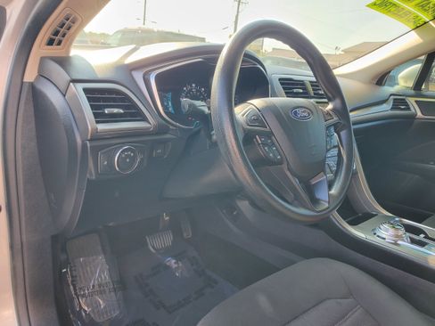 Used 2018 Ford Fusion SE FWD image 12