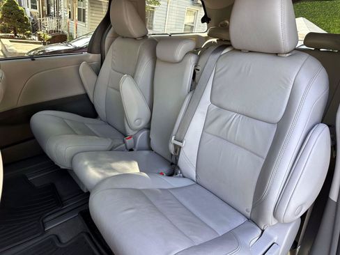 Certified 2019 Toyota Sienna XLE w/ XLE Navigation Package FWD image 14