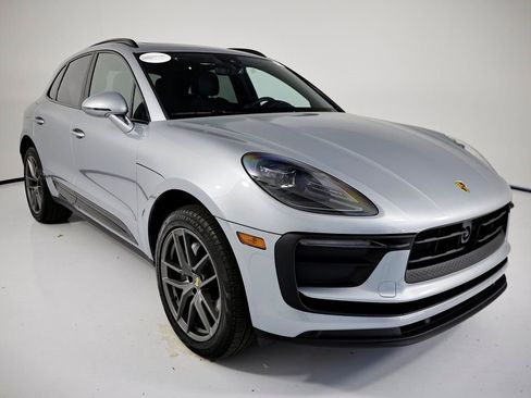 Certified 2025 Porsche Macan AWD/4WD image 9