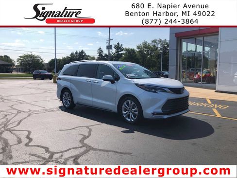 Used 2024 Toyota Sienna Platinum FWD image 1