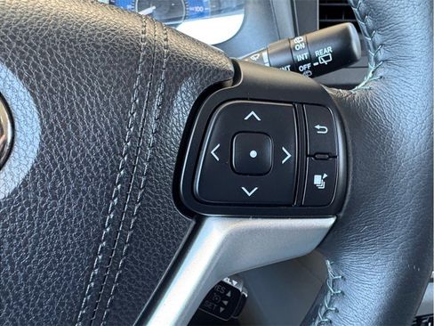 Used 2017 Toyota Sienna XLE w/ XLE Navigation Package FWD image 13