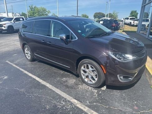 Used 2017 Chrysler Pacifica Limited w/ UConnect Theater Package FWD image 6