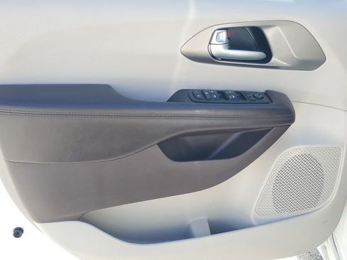 Used 2019 Chrysler Pacifica LX image 41