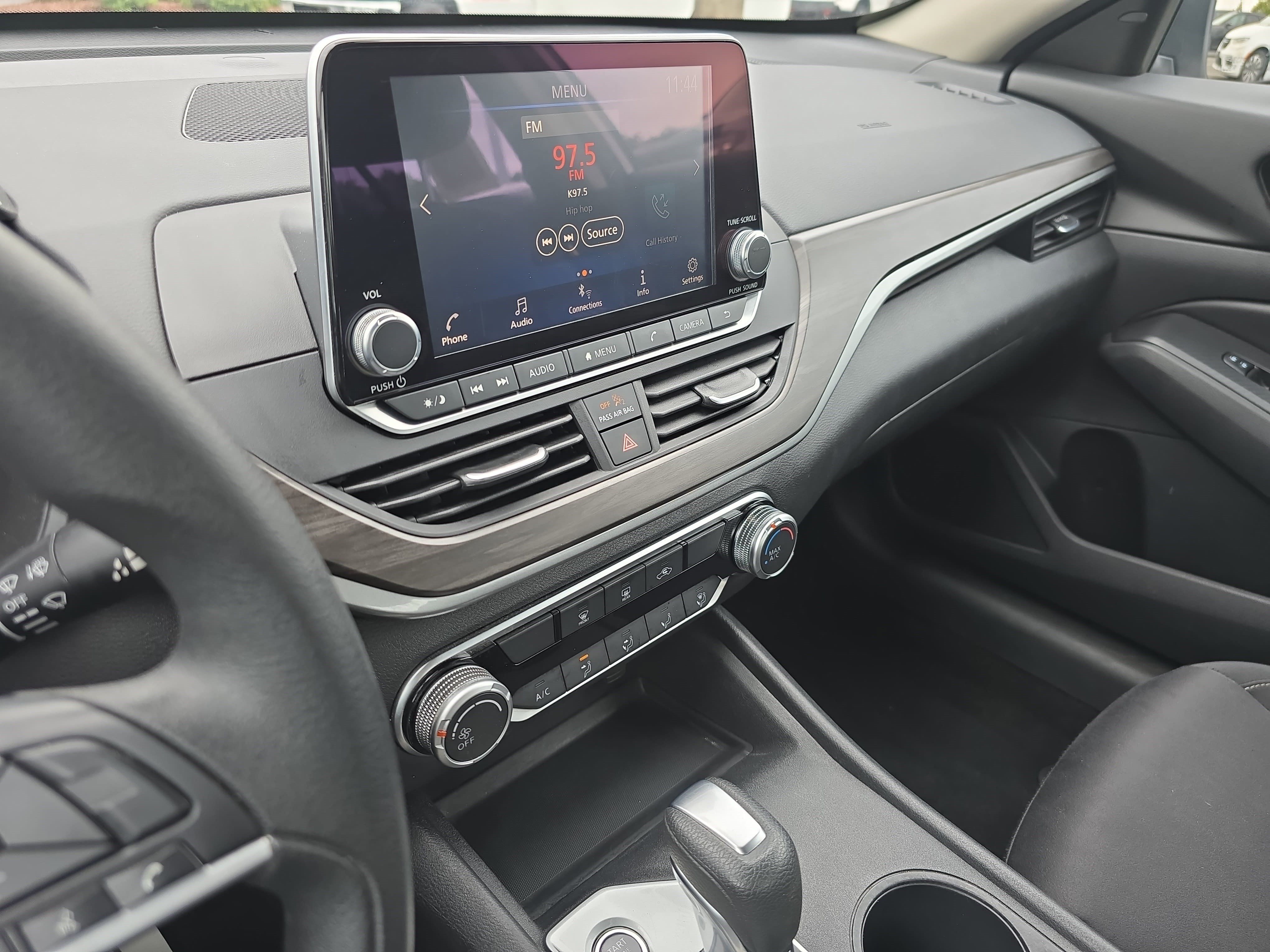 Used 2025 Nissan Altima 2.5 SV FWD image 19