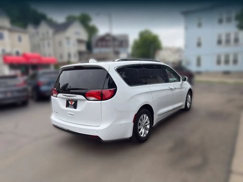 Used 2018 Chrysler Pacifica Touring-L Plus w/ Advanced Safetytec Group FWD image 7